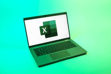 Prag, Çek Cumhuriyeti - 08 12 2025: Excel logosunu gösteren bir dizüstü bilgisayarın tepeden aşağı görüntüsü. Excel, tablo, veri analizi ve hesaplamalar için bir yazılımdır..