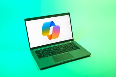 Prag, Çek Cumhuriyeti - 08 12 2025: Copilot logosunu gösteren bir dizüstü bilgisayarın tepeden aşağı görüntüsü. Copilot, üretkenlik yardımı için yazılıma entegre edilmiş bir yapay zeka asistanıdır..