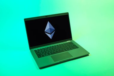 Prag, Çek Cumhuriyeti - 08 12 2025: Ethereum logosunu gösteren tek bir arkaplanda dizüstü bilgisayarın yukarıdan görünüşü. Ethereum merkezi olmayan uygulamalar ve kripto için bir engelleme platformudur..