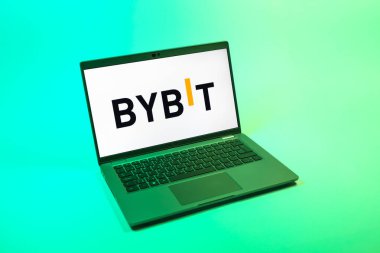 Prag, Çek Cumhuriyeti - 08 12 2025: Bybit logosunu gösteren bir dizüstü bilgisayarın tepeden aşağı görüntüsü. Bybit şifreli para ve türev ticareti için bir platformdur.