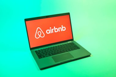 Prag, Çek Cumhuriyeti - 08 12 2025: Airbnb logosunu gösteren bir dizüstü bilgisayarın tepeden aşağı görüntüsü. Airbnb dünya çapında kısa vadeli konaklama için bir platformdur..
