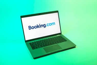 Prag, Çek Cumhuriyeti - 08 12 2025: Booking.com logosunu gösteren bir dizüstü bilgisayarın tepeden aşağı görüntüsü. Rezervasyon, otel bulmak ve rezervasyon yaptırmak için bir platformdur..