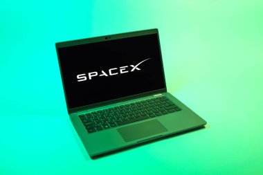 Prag, Çek Cumhuriyeti - 08 12 2025: SpaceX logosunu gösteren tek bir arkaplanda dizüstü bilgisayarın yukarıdan aşağı görüntüsü. SpaceX uzay keşfi ve roket fırlatmaları için özel bir şirkettir..