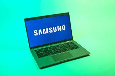 Prag, Çek Cumhuriyeti - 08 12 2025: Samsung logosunu gösteren bir dizüstü bilgisayarın tepeden aşağı görüntüsü. Samsung elektronik ve cihaz üreten bir teknoloji şirketi..