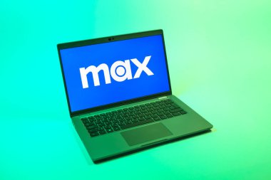 Prag, Çek Cumhuriyeti - 08 12 2025: Max logosunu gösteren bir dizüstü bilgisayarın tepeden aşağı görüntüsü. Max, filmler, TV programları ve özgün içerikler için bir yayın platformudur..