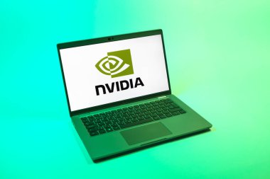Prag, Çek Cumhuriyeti - 08 12 2025: NVIDIA logosunu gösteren bir dizüstü bilgisayarın tepeden aşağı görüntüsü. NVIDIA, GPU ve yapay zeka donanımı alanında uzmanlaşmış bir teknoloji şirketidir..