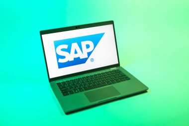 Prag, Çek Cumhuriyeti - 08 12 2025: SAP logosunu gösteren bir dizüstü bilgisayarın tepeden aşağı görüntüsü. SAP, şirket uygulamaları ve çözümleri sağlayan bir yazılım şirketidir..