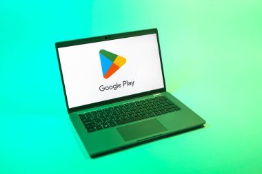 Prag, Çek Cumhuriyeti - 08 12 2025: Google Play logosunu gösteren bir dizüstü bilgisayarın yukarıdan aşağı görüntüsü. Google Play uygulamaları, oyunları ve dijital içeriği indirmek için bir platformdur.