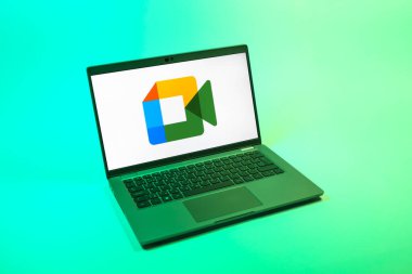 Prag, Çek Cumhuriyeti - 08 12 2025: Google Meet logosunu gösteren bir dizüstü bilgisayarın tepeden aşağı görüntüsü. Google Meet video toplantıları ve çevrimiçi işbirliği için bir platformdur.
