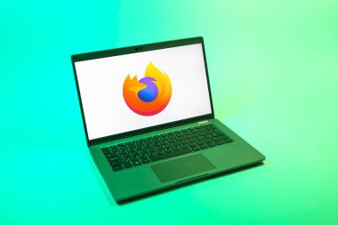 Prag, Çek Cumhuriyeti - 08 12 2025: Firefox logosunu gösteren bir dizüstü bilgisayarın tepeden aşağı görüntüsü. Firefox hızlı ve güvenli internet taraması için bir web tarayıcısıdır.