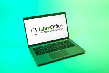 Prag, Çek Cumhuriyeti - 08 12 2025: LibreOffice logosunu gösteren bir dizüstü bilgisayarın tepeden aşağı görüntüsü. LibreOffice, dokümanlar, hesap tabloları ve sunumlar oluşturmak için özgür bir yazılım takımıdır..