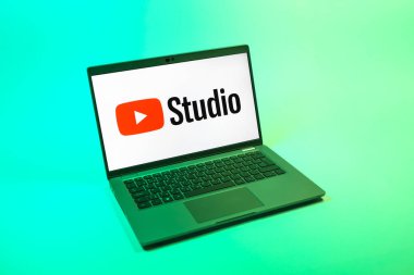 Prag, Çek Cumhuriyeti - 08 12 2025: Youtube Studio logosunu gösteren bir dizüstü bilgisayarın tepeden aşağı görüntüsü. Youtube Studio YouTube kanallarını yönetmek ve analiz etmek için bir platformdur.