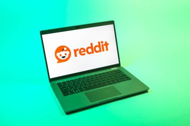 Prag, Çek Cumhuriyeti - 08 12 2025: Reddit logosunu gösteren bir dizüstü bilgisayarın tepeden aşağı görüntüsü. Reddit tartışma, haber ve toplum içeriği için bir platformdur.