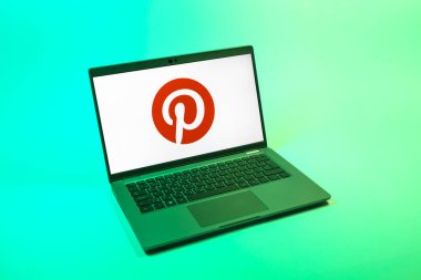 Prag, Çek Cumhuriyeti - 08 12 2025: Pinterest logosunu gösteren bir dizüstü bilgisayarın tepeden aşağı görüntüsü. Pinterest fikirleri görsel olarak keşfetmek ve kaydetmek için bir platformdur..