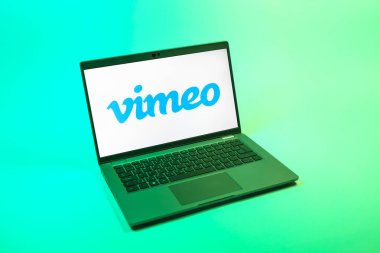 Prag, Çek Cumhuriyeti - 08 12 2025: Vimeo logosunu gösteren tek bir arka plandaki dizüstü bilgisayarın yukarıdan görünüşü. Vimeo, yüksek kaliteli video sunucu ve paylaşımı için bir platformdur.