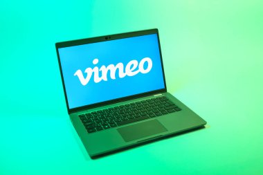 Prag, Çek Cumhuriyeti - 08 12 2025: Vimeo logosunu gösteren tek bir arka plandaki dizüstü bilgisayarın yukarıdan görünüşü. Vimeo, yüksek kaliteli video sunucu ve paylaşımı için bir platformdur.