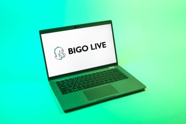 Prag, Çek Cumhuriyeti - 08 12 2025: Bigo Live logosunu gösteren bir dizüstü bilgisayarın tepeden aşağı görüntüsü. Bigo Live canlı yayın ve sosyal etkileşim için bir platformdur.