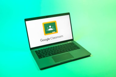 Prag, Çek Cumhuriyeti - 08 12 2025: Google Sınıfı logosunu gösteren tek bir arkaplanda bir dizüstü bilgisayarın yukarıdan aşağı görüntüsü. Google Sınıfı, sınıfları ve eğitim içeriğini yönetmek için bir platformdur.