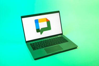 Prag, Çek Cumhuriyeti - 08 12 2025: Google Chat logosunu gösteren bir dizüstü bilgisayarın yukarıdan aşağı görüntüsü. Google Chat mesajlaşma ve takım işbirliği için bir platformdur.