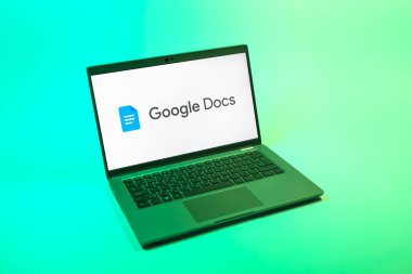 Prag, Çek Cumhuriyeti - 08 12 2025: Google Docs logosunu gösteren bir dizüstü bilgisayarın yukarıdan aşağı görüntüsü. Google Docs metin belgeleri oluşturmak ve düzenlemek için bir platformdur.