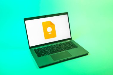 Prag, Çek Cumhuriyeti - 08 12 2025: Google Keep logosunu gösteren bir dizüstü bilgisayarın tepeden aşağı görüntüsü. Google Keep notlar, listeler ve hatırlatıcılar için bir platformdur.