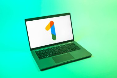 Prag, Çek Cumhuriyeti - 08 12 2025: Google One logosunu gösteren bir dizüstü bilgisayarın yukarıdan aşağı görüntüsü. Google 1 bulut depolama ve abonelik hizmetleri için bir platformdur.