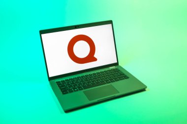 Prag, Çek Cumhuriyeti - 08 12 2025: Quora logosunu gösteren bir dizüstü bilgisayarın tepeden aşağı görüntüsü. Quora soru sormak ve bilgi paylaşmak için bir platformdur..