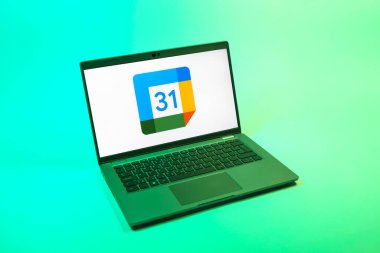Prag, Çek Cumhuriyeti - 08 12 2025: Google Takvim logosunu gösteren tek bir arkaplanda bir dizüstü bilgisayarın yukarıdan aşağı görüntüsü. Google Takvimi olayları zamanlamak ve yönetmek için bir platformdur.