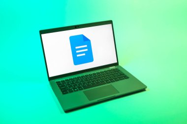 Prag, Çek Cumhuriyeti - 08 12 2025: Google Docs logosunu gösteren bir dizüstü bilgisayarın yukarıdan aşağı görüntüsü. Google Docs metin belgeleri oluşturmak ve düzenlemek için bir platformdur.