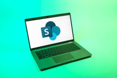 Prag, Çek Cumhuriyeti - 08 12 2025: Microsoft Sharepoint logosunu gösteren bir dizüstü bilgisayarın tepeden aşağı görüntüsü. Microsoft Sharepoint işbirliği ve belge yönetimi için bir platformdur.