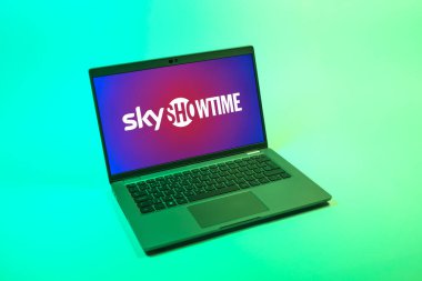 Prag, Çek Cumhuriyeti - 08 12 2025: SkyShowtime logosunu gösteren bir dizüstü bilgisayarın tepeden aşağı görüntüsü. SkyShowtime, sinema ve televizyon dizileri için bir yayın platformudur..