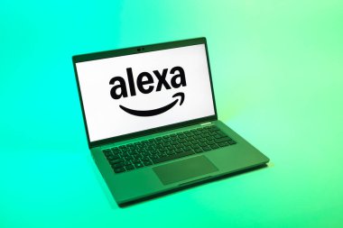 Prag, Çek Cumhuriyeti - 08 12 2025: Alexa logosunu gösteren bir dizüstü bilgisayarın tepeden aşağı görüntüsü. Alexa akıllı aygıtlar ve servisler için ses asistanıdır.