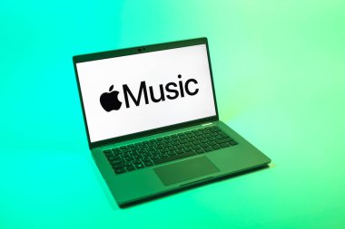 Prag, Çek Cumhuriyeti - 08 12 2025: Apple Music logosunu gösteren bir dizüstü bilgisayarın tepeden aşağı görüntüsü. Apple Music müzik için bir platformdur..