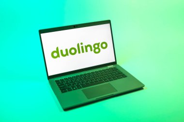Prag, Çek Cumhuriyeti - 08 12 2025: Duolingo logosunu gösteren bir dizüstü bilgisayarın tepeden aşağı görüntüsü. Duolingo interaktif olarak dil öğrenmek için bir platformdur..