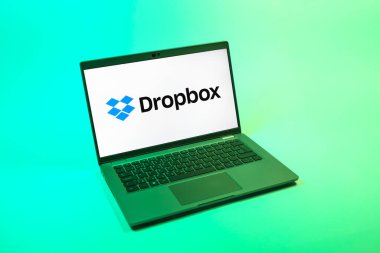 Prag, Çek Cumhuriyeti - 08 12 2025: Dropbox logosunu gösteren bir dizüstü bilgisayarın tepeden aşağı görüntüsü. Dropbox bulut depolama ve dosya paylaşımı için bir platformdur.