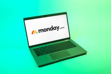 Prag, Çek Cumhuriyeti - 08 12 2025: Monday.com logosunu gösteren bir dizüstü bilgisayarın tepeden aşağı görüntüsü. Monday.com proje yönetimi ve takım işbirliği için bir platformdur.
