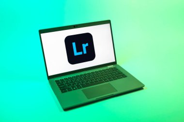 Prag, Çek Cumhuriyeti - 08 12 2025: Lightroom logosunu gösteren bir dizüstü bilgisayarın tepeden aşağı görüntüsü. Lightroom fotoğraf düzenleme ve yönetim için bir yazılımdır..