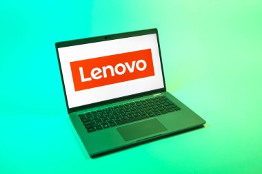 Prag, Çek Cumhuriyeti - 08 12 2025: Lenovo logosunu gösteren bir dizüstü bilgisayarın tepeden aşağı görüntüsü. Lenovo bilgisayar ve elektronik üreten bir teknoloji şirketidir..