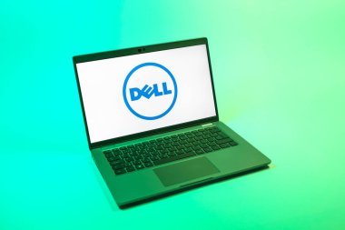 Prag, Çek Cumhuriyeti - 08 12 2025: Dell logosunu gösteren bir dizüstü bilgisayarın tepeden aşağı görüntüsü. Dell bilgisayar ve bilişim çözümleri üreten bir teknoloji şirketidir..
