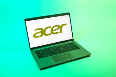 Prag, Çek Cumhuriyeti - 08 12 2025: Tek bir arkaplanda Acer logosunu gösteren dizüstü bilgisayarın yukarıdan görünüşü. Acer bilgisayar ve elektronik üreten bir teknoloji şirketidir..