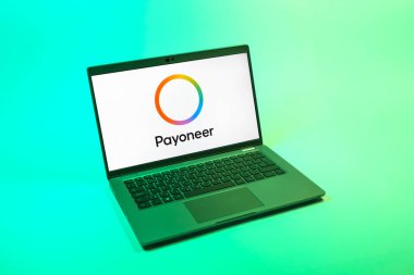 Prag, Çek Cumhuriyeti - 08 12 2025: Payonez logosunu gösteren bir dizüstü bilgisayarın tepeden aşağı görüntüsü. Paeveryone, küresel online ödemeler ve para transferleri için bir platformdur.