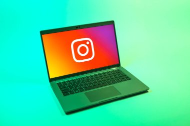 Prag, Çek Cumhuriyeti - 08 12 2025: Instagram logosunu gösteren tek bir arkaplanda bir dizüstü bilgisayarın yukarıdan aşağı görüntüsü. Instagram fotoğraf ve video paylaşımı için bir sosyal medya platformudur..