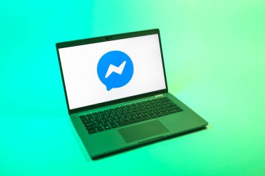 Prag, Çek Cumhuriyeti - 08 12 2025: Elçi logosunu gösteren tek tip bir arkaplanda bir dizüstü bilgisayarın yukarıdan görünüşü. Haberci Facebook 'ta mesajlaşma ve sohbet için bir platformdur.