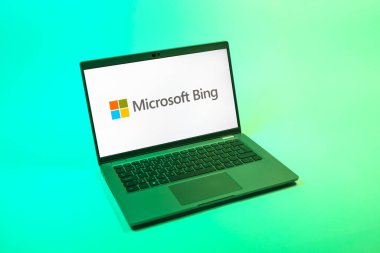Prag, Çek Cumhuriyeti - 08 12 2025: Microsoft Bing logosunu gösteren bir dizüstü bilgisayarın tepeden aşağı görüntüsü. Microsoft Bing çevrimiçi bilgi bulmak için bir arama motorudur.
