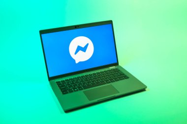 Prag, Çek Cumhuriyeti - 08 12 2025: Elçi logosunu gösteren tek tip bir arkaplanda bir dizüstü bilgisayarın yukarıdan görünüşü. Haberci Facebook 'ta mesajlaşma ve sohbet için bir platformdur.