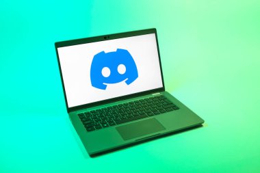 Prag, Çek Cumhuriyeti - 08 12 2025: Discord logosunu gösteren bir dizüstü bilgisayarın tepeden aşağı görüntüsü. Discord ses, video ve metin iletişimi için bir platformdur..