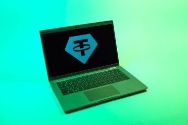 Prag, Çek Cumhuriyeti - 08 12 2025: Bağlantı logosunu gösteren tek bir arkaplanda dizüstü bilgisayarın yukarıdan aşağı görüntüsü. Bağlayıcı, ABD dolarına bağlı dijital bir kripto para birimi..