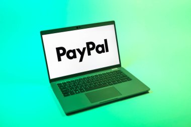 Prag, Çek Cumhuriyeti - 08 12 2025: PayPal logosunu gösteren bir dizüstü bilgisayarın tepeden aşağı görüntüsü. PayPal çevrimiçi ödemeler ve para transferleri için bir platformdur.