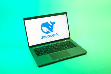 Prag, Çek Cumhuriyeti - 08 12 2025: Deepseek logosunu gösteren bir dizüstü bilgisayarın tepeden aşağı görüntüsü. Deepseek yapay zeka destekli arama ve araştırma için bir platformdur.