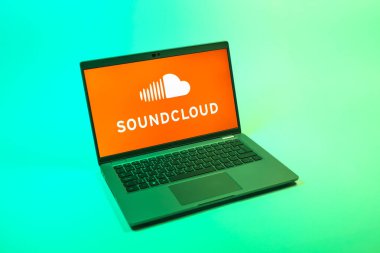 Prag, Çek Cumhuriyeti - 08 12 2025: Tek bir arkaplanda SoundCloud logosunu gösteren bir dizüstü bilgisayarın yukarıdan görünüşü. SoundCloud müzik paylaşımı ve yayını için bir platformdur..
